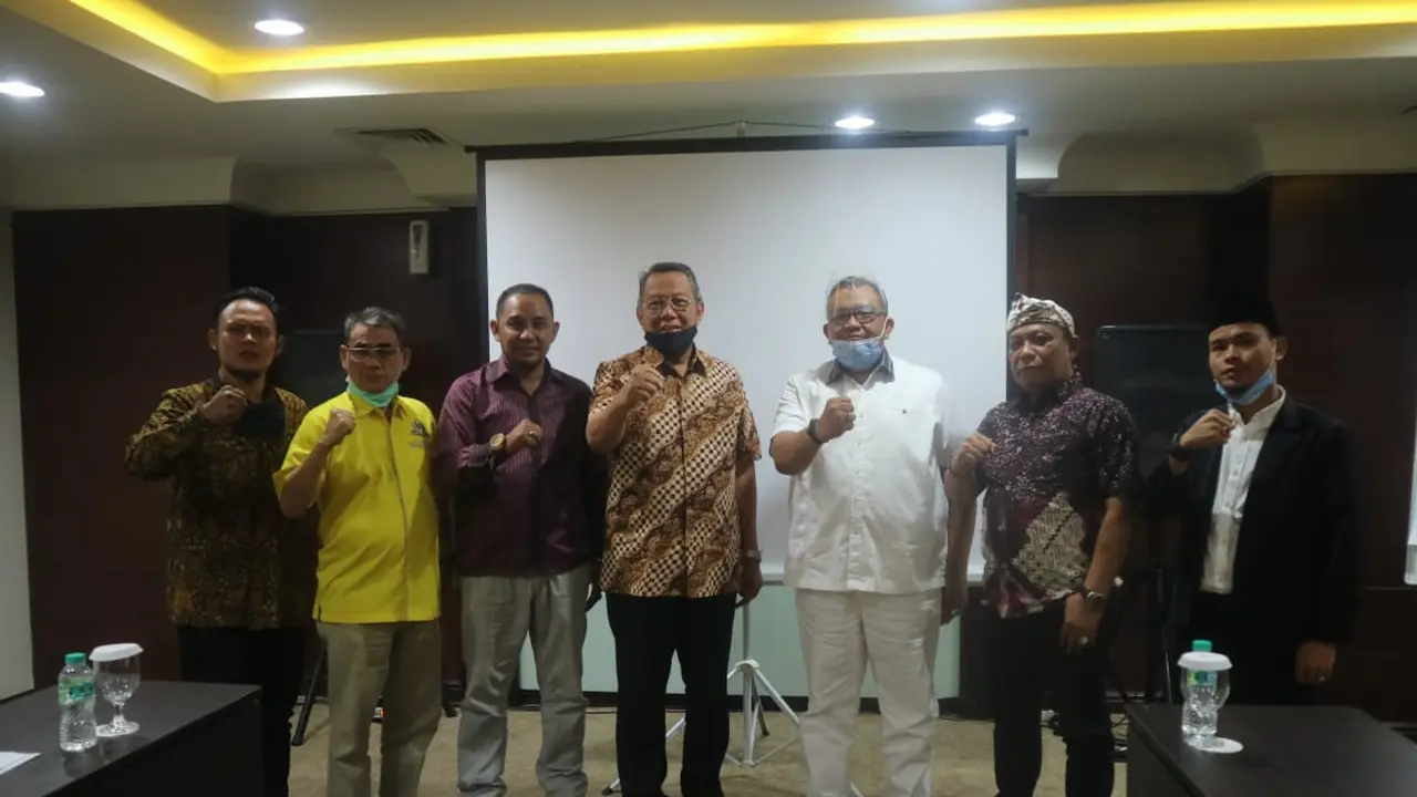 Petahana Pilkada Tangsel 2020 Benyamin Davnie (tengah, mengenakan baju batik) mendapat dukungan dari PBB.