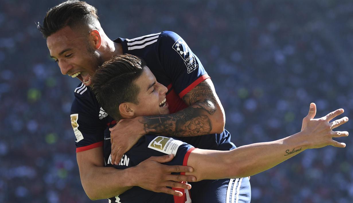 Pemain Bayern Munchen Corentin Tolisso dan James Rodriguez merayakan gol ke gawang FC Augsburg pada laga Bundesliga di WWK Arena, Augsburg, Sabtu (7/4/2018). Bayern Munchen menang 4-1 atas FC Augsburg. (AP/Sven Hoppe)