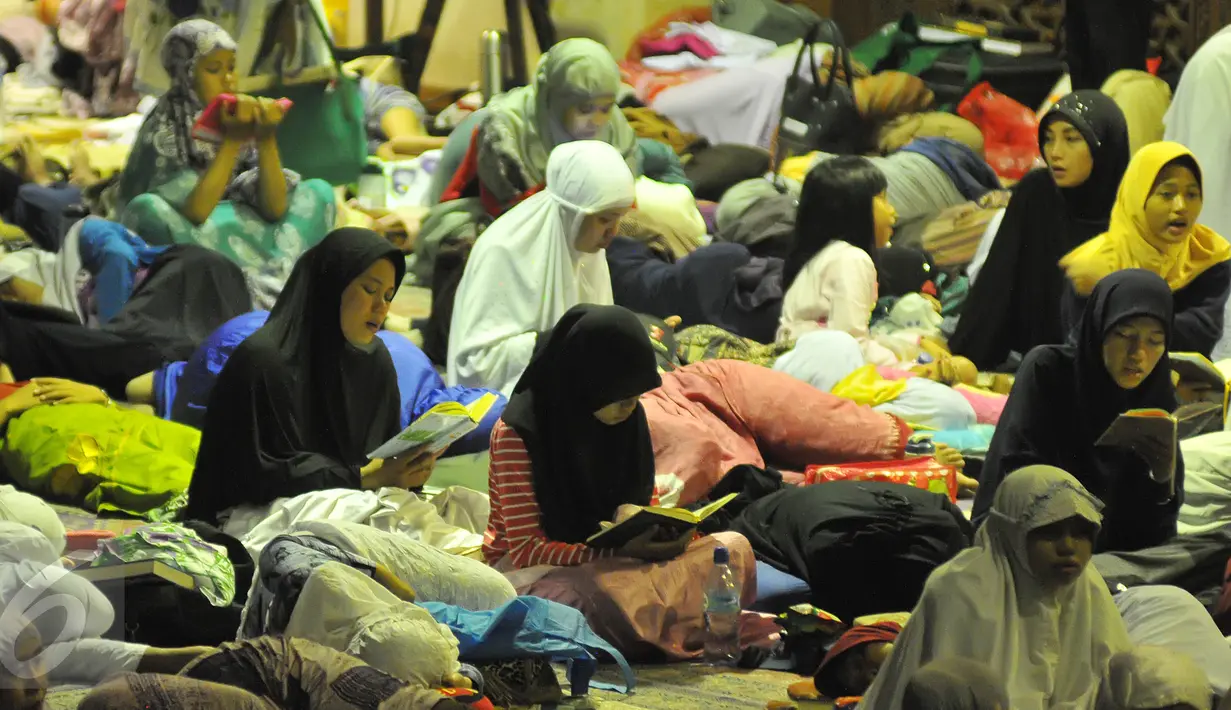 Sejumlah perempuan melakukan tadarus Alquran di Masjid At-Tin, Jakarta, Kamis (9/7/2015). Ribuan umat Islam melakukan Iktikaf untuk mengharapkan hikmah malam Lailatul Qadar pada Ramadan tahun ini. (Liputan6.com/Herman Zakharia)