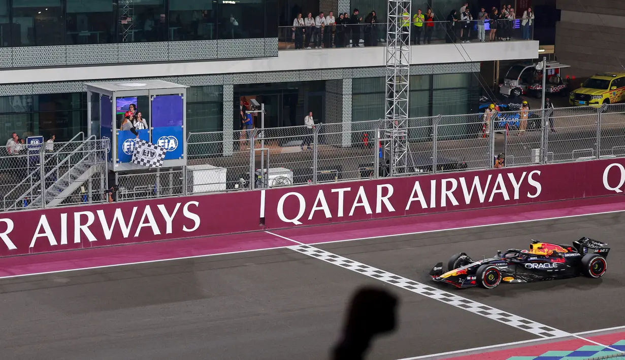 Pembalap Red Bull Racing, Max Verstappen melintasi garis finis dalam ajang balap Formula 1 GP Qatar 2025 di Sirkuit Lusail, Lusail, Qatar, Minggu (30/11/2025) waktu setempat. (AFP/Andrej Isakovic)