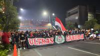 Kelompok suporter Timnas Indonesia U-19 yang tergabung dalam Ultras Garuda menyambut antusias kedatangan pasukan Shin Tae-yong. (Bola.com/Zulfirdaus Harahap)