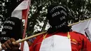 4 warga asal Karawang, Jawa Barat tersebut berniat mengadukan nasib mereka kepada Presiden Jokowi terkait dugaan penyerobotan lahan seluas 350 hektare oleh sebuah perusahaan, Jakarta, Selasa (18/11/2014). (Liputan6.com/Faizal Fanani)