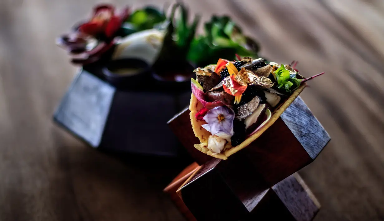 Taco hasil racikan restoran Frida di sebuah resor di Baja Peninsula, Meksiko, 7 Maret 2017. Taco ini diisi dengan tambahan langoustine dan kaviar beluga serta dibungkus dengan tortilla berlapis emas kertas yang bisa dimakan. (HO/GRAND VELAS LOS CABOS/AFP)