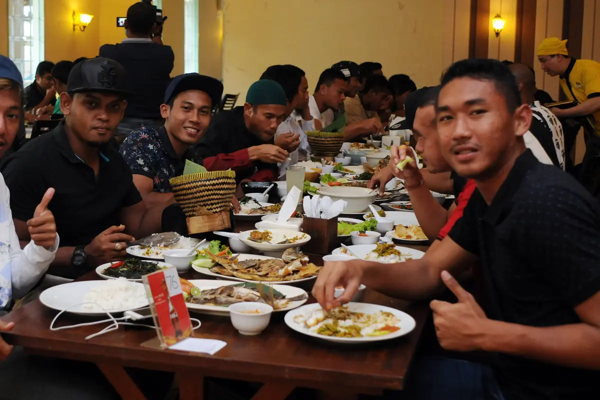 20160319-Jeda Laga, Skuat Sriwijaya FC Pilih Kuliner Bersama-Bandung