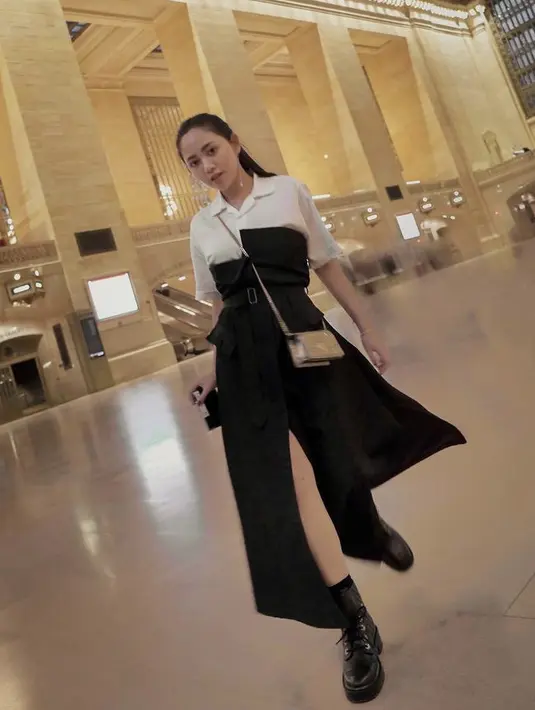 Rachel Vennya tampil monokrom dengan outfit dari Sav Lavin seharga Rp679 ribu. Instagram @Rachelvennya