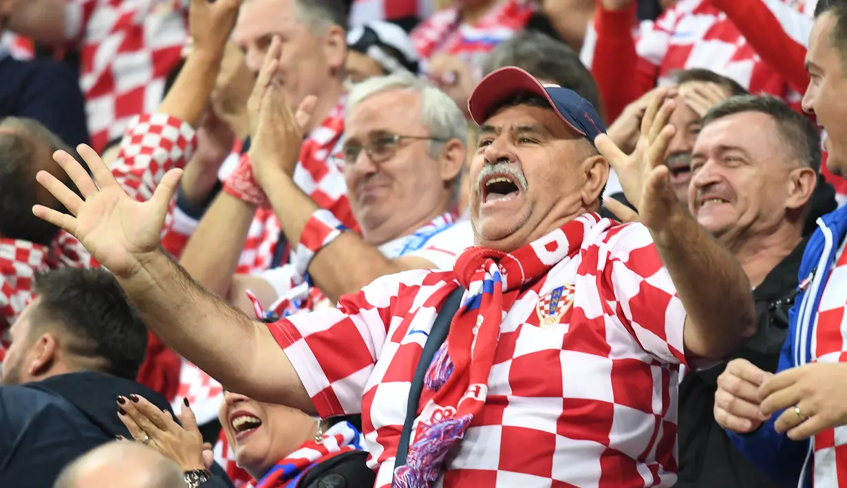 Suporter Kroasia merayakan kemenangan atas Slowakia pada laga Kualifikasi Piala Eropa 2020 di Trnava, Jumat (6/9). Slowakia kalah 0-4 dari Kroasia. (AFP/Joe Klamar)