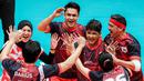 Pemain Red Phoenix, Jirayut Afisan, merayakan kemenangan bersama rekannya saat menaklukkan Pink Dragon pada laga bertajuk Fun Volley Ball di Indonesia Arena, Jakarta, Sabtu (20/4/2024). (Bola.com/Bagaskara Lazuardi)