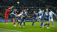 Kiper Fiorentina Pietro Terracciano melakukan penyelamatan saat melawan Lazio pada pertandingan sepak bola Liga Italia di Olympic Stadium, Roma, Italia, 29 Januari 2023. Lazio ditahan imbang 1-1 oleh Fiorentina. (AP Photo/Alessandra Tarantino)