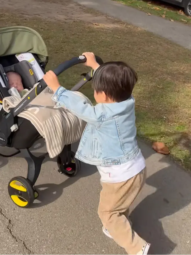 Nikita Willy saat Dorong Stroller Putra Ke-2 di Hari Pertama Tahun 2025. [@yorafebrina]