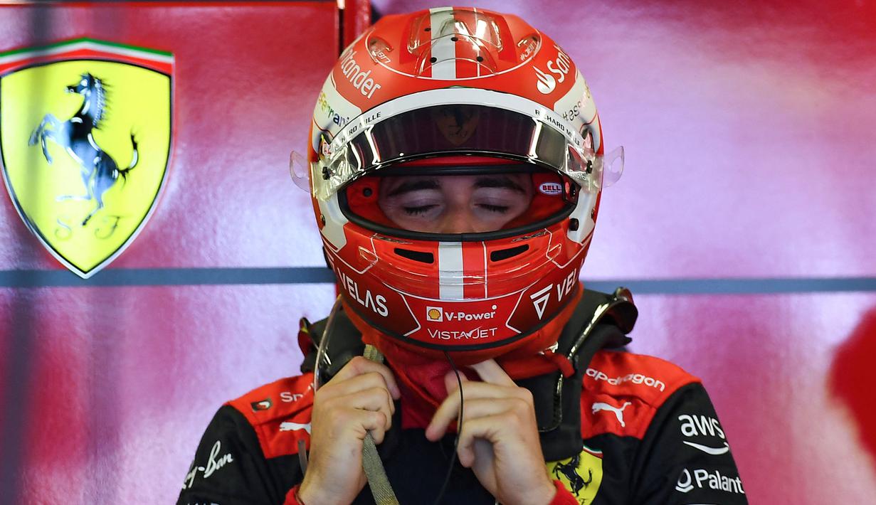 Pebalap Scuderia Ferrari, Charles Leclerc lagi-lagi harus menelan pil pahit di ajang balap Formula 1 2022. Usai DNF di GP Spanyol dan salah strategi di GP Miami, kali ini ia gagal finis di GP Azerbaijan pada Minggu (12/06/2022) malam WIB. (AFP/Natalia Kolesnikova)