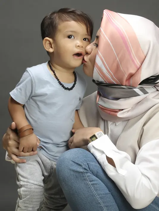 Reva diberi kebebasan membawa buah hatinya ke lokasi syuting maupun saat promo. Belum lama ini, saat promosi film terbarunya Critical Eleven ke kantor Bintang.com datang bersama buah hatinya, Righa Sadiwasakti Rabbani. (Bambang E. Ros/Bintang.com)