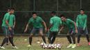 Bek Timnas Indonesia, Fachrudin Aryanto, bersama rekan-rekannya berlatih di Lapangan SPH Karawaci, Banten, Sabtu (10/6/2017). Latihan ini merupakan persiapan jelang laga persahabatan melawan Puerto Rico. (Bola.com/Vitalis Yogi Trisna)