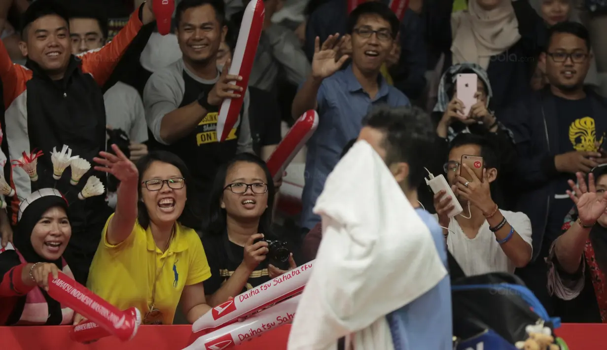 Suporter menyapa Anthony Ginting usai melawan Chen Long pada perempatfinal Daihatsu Indonesia Master 2018 di Istora Senayan, Kamis (26/1/2018). Ginting menang 21-11 16-21 21-18. (Bola.com/Nick Hanoatubun)