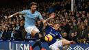 Aksi pergerakan Kyle Walker pada laga lanjutan Premier League yang berlangsung di stadion Goodison Park, Liverpool, Kamis (7/2). Manchester City menang 2-0 atas Everton. (AFP/Paul Ellis)
