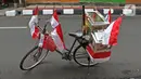 Sepeda milik Tarjono, pedagang jagung manis, di kawasan Cilandak, Jakarta, Kamis (13/8/2020). Tarjono memodifikasi sepeda yang dipakainya untuk berjualan dengan atribut kemerdekaan dalam rangka memperingati HUT ke-75 RI, serta mengajak warga memasang bendera di rumah. (Liputan6.com/Herman Zakharia)