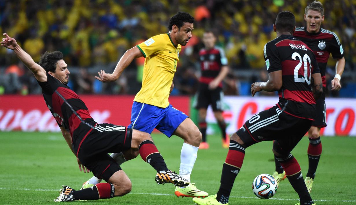 Penyerang Brasil,  Fred, berusaha melewati pemain Jerman pada laga semifinal Piala Dunia 2014 di Stadion The Mineirao (8/7/2014). Jerman menang 7-1 atas Brasil. (AFP/Christophe Simon)