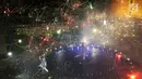 Kembang api menghiasi malam pergantian tahun baru 2018 di kawasan Bundaran HI, Jakarta Senin (1/1/2018). Bundaran HI menjadi salah satu pusat ibukota Jakarta untuk manyaksikan malam pergantian tahun. (Liputan6.com/Angga Yuniar)