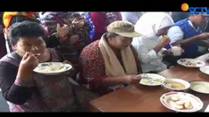 Khofifah juga mengajak mereka makan sate di salah satu kios yang ada. Sementara Gus Ipul mengajak para pembatik untuk terus berkarya.