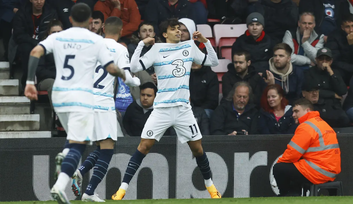 Selebrasi pemain Chelsea, Joao Felix (tengah), yang mencetak gol ketiga bagi timnya ke gawang Bournemouth dalam pertandingan lanjutan pekan ke-35 Liga Inggris 2022/2023 yang berlangsung di Vitality Stadium, Sabtu (6/5/2023). (AFP/Ian Kington)