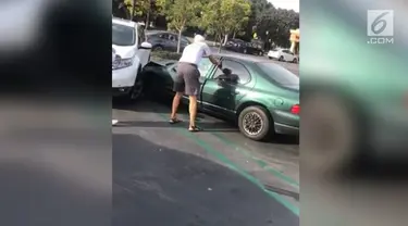 Seorang nenek menabrak mobil lain dengan brutal ketika sedang berada di parkiran pusat perbelanjaan.