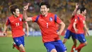 Hattrick ketiga Son Heung-min dicetaknya saat membela Korea Selatan di kualifikasi Piala Dunia 2018 Zona Asia Grup G menghadapi Laos, 3 September 2015. Dalam laga yang berakhir 8-0 untuk Korea Selatan, Son Heung-min mencetak tiga gol di menit ke-12, 74 dan 90. (AFP/Peter Parks)