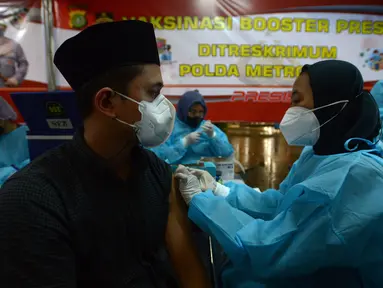 Petugas kesehatan menyuntikkan vaksin booster kepada warga di halaman Masjid Istiqlal, Jakarta, Selasa (5/4/2022). Kegiatan vaksinasi yang digelar Ditreskrimum Polda Metro Jaya ini menyediakan 1.000 dosis vaksin Pfizer dan Astrazeneca. (merdeka.com/Imam Buhori)