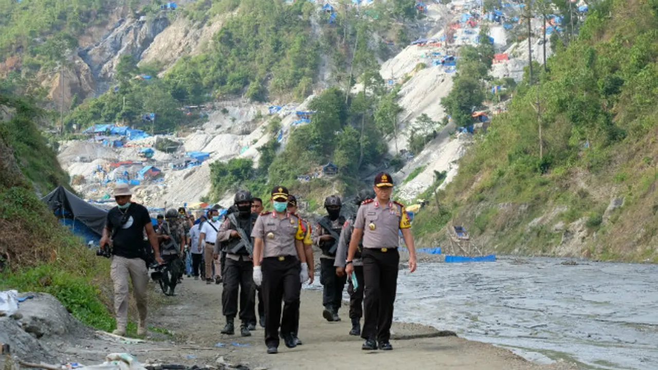 Penertiban Penambangan Gunung Botak Maluku