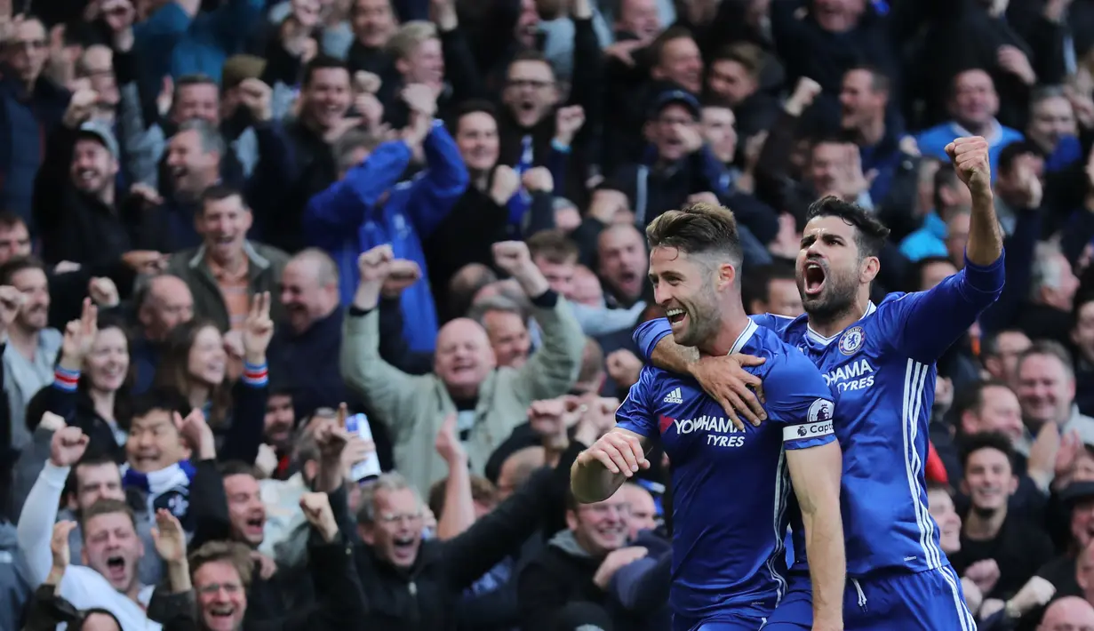Bek Chelsea, Gary Cahill (kiri) melakukan selebrasi bersama penyerang Diego Costa usai mencetak gol kegawang MU pada Liga Inggris di Stadion Stamford Bridge, London, Inggris (23/10). Chelsea menang atas MU dengan skor akhir 4-0. (Reuters/Eddie Keogh)