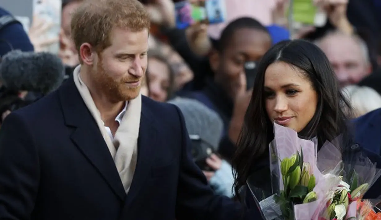 Setelah pertunangan itu berlangsung beberapa hari lalu, kini Meghan dan Pangeran Harry tengah sibuk merencanakan pesta pernikahan mereka. Meski belum diketahui kapan waktunya. (AFP/Adrian Dennis)