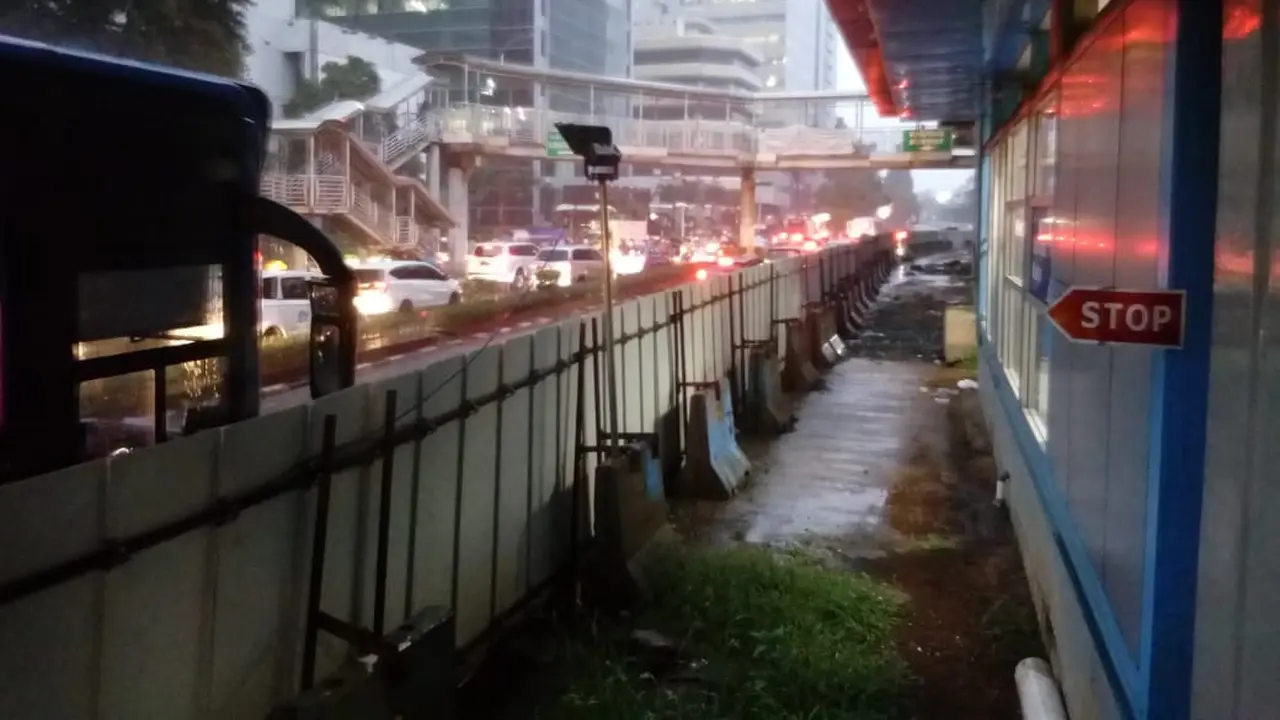 Hujan Deras, Transjakarta Tertahan Akibat Jalan Agus Salim Ditutup