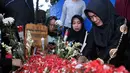 TPU Pondok Ranggon, Cibubur, Jakarta Timur, menjadi tempat peristirahatan Julia Perez untuk yang terakhir kalinya. Setelah empat hari kepergiannya, ibu, ayah, nenek, adik dan keluarga lainnya datang berziarah. (Nurwahyunan/Bintang.com)