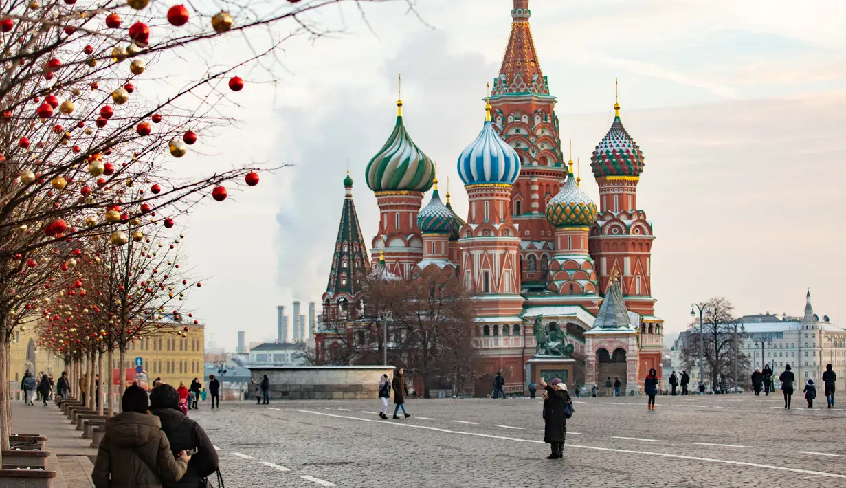 Foto yang diabadikan pada 2 Desember 2020 ini menunjukkan Katedral Santo Basil di Moskow, ibu kota Rusia. (Xinhua/Bai Xueqi)