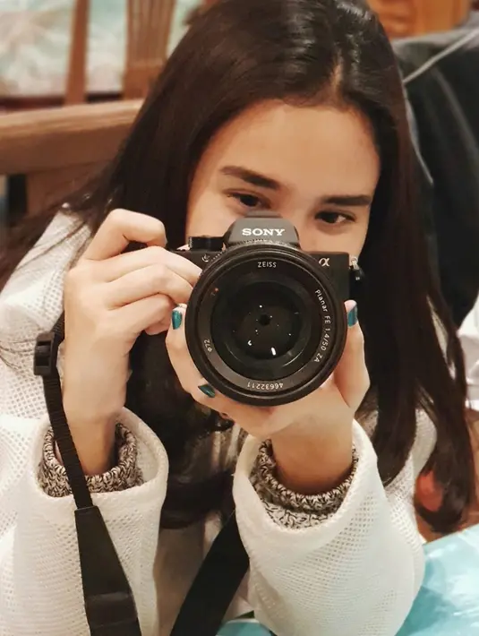 Saat Michelle Ziudith mengabadikan momen melalui jepretan kamera, terlihat jelas bahwa pemilik tinggi 163 cm ini sangat sumringah. Foto ini menjadi bukti bahwa Michelle memang sangat suka dengan dunia fotografi. (Liputan6.com/IG/@michelleziu)