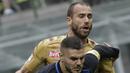 Striker Inter Milan, Mauro Icardi, berusaha melewati bek Torino, Lorenzo De Silvestri, pada laga Serie A Italia di Stadion San Siro, Milan, Minggu (5/11/2017). Kedua klub bermain imbang 1-1. (AP/Luca Bruno)