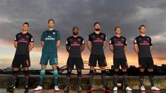 Para pemain Arsenal menjalani sesi pemotretan menggunakan jersey ketiga di Pelabuhan Denison, Sydney, Rabu (12/7/2017). Arsenal melakukan tur pramusim ke Australia dengan melawan Sydney FC dan Sydney Wanderers. (EPA/Paul Miller)