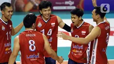 Timnas voli putra Indonesia melakukan selebrasi usai menumbangkan perlawanan Filipina pada laga perdana turnamen SEA V League 2023 di Padepokan Voli Jenderal Polisi Kunarto, Sentul, Bogor, Jawa Barat, Jumat (21/7/2023). (Liputan6.com/Helmi Fithriansyah)