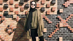 Wanita kelahiran 1992 ini mengenakan pashmina dan celana hitam yang dipadukan dengan sweater dan jaket coklat memberi kesan outfit santai dan simple. (Liputan6.com/IG/@gitasav)