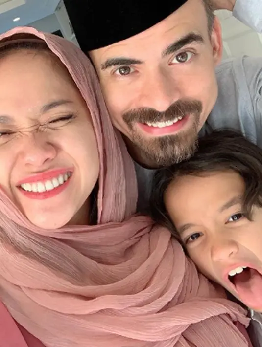Inilah potret lebaran keluarga kecil BCL. (Liputan6.com/IG/bclsinclair)