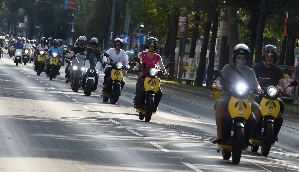 Sejumlah orang mengendarai motor skuter listrik dalam parade kendaraan listrik di Wina, Austria, 13 September 2020. Ratusan kendaraan listrik ambil bagian dalam parade E-Mobility "Rock the Ring" untuk mempromosikan mobilitas bebas emisi dan ramah iklim. (Xinhua/Guo Chen)