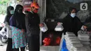 Relawan Yayasan Nasi Jumat (SiJum) Indonesia memberikan  makan siang di Warung Makan Gratis Beji, Depok, Jawa Barat, Rabu (9/3/2022). Makan siang gratis bagi masyarakat umum setiap harinya ini sudah berjalan sejak September 2021. (merdeka.com/Arie Basuki)