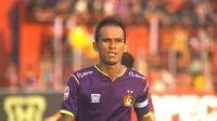 Kapten Persik Kediri, Faris Aditama, mengingatkan rekan setimnya untuk tak meremehkan Persewar pada laga Liga 2 2019 wilayah timur di Stadion Brawijaya, Kota Kediri, Minggu (14.7.2019). (Bola.com/Gatot Susetyo)