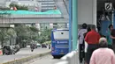 Suasana lalu lintas saat pekerja membongkar jembatan penyeberangan orang (JPO) Tosari, Jakarta, Minggu (16/12). JPO Tosari akan digantikan oleh pelican crossing. (Merdeka.com/Iqbal Nugroho)