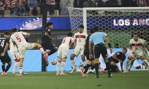 Sebastian Berhalter #14 dari Amerika Serikat mencetak gol kedua timnya selama pertandingan Grup D Piala Dunia 2026 antara Turki dan AS di Stadion Los Angeles pada 26 Juni 2026 di Inglewood, California. (Alex Grimm/Getty Images via AFP)