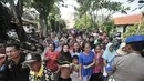 Kerumunan warga setempat menyaksikan rekonstruksi pembunuhan satu keluarga di Bojong Nangka II, Bekasi, Jawa Barat, Rabu (21/11). Rekonstruksi pembunahan tersebut menjadi tontonan warga sejak pagi. (Merdeka.com/Iqbal S. Nugroho)