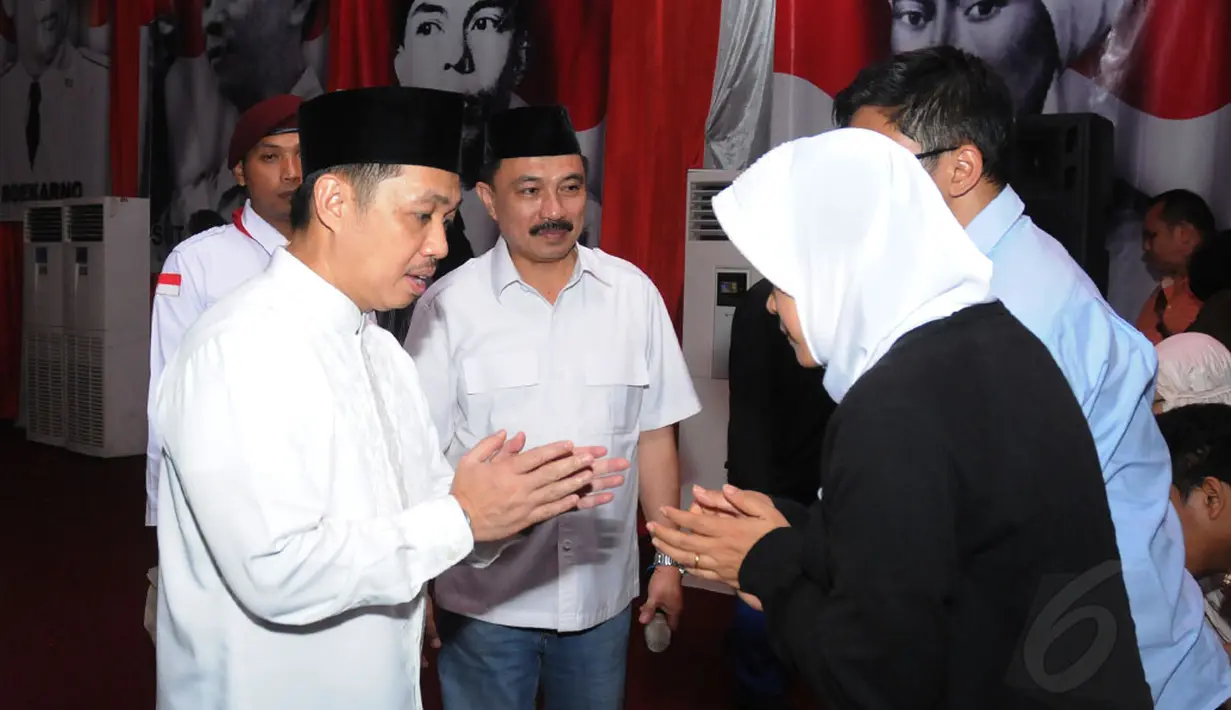 Presiden PKS, Anis Matta (kiri), menyampaikan ucapan bela sungkawa kepada istri Alm Suhardi, Lestari Rahayu Waluyati, saat persemayaman jenazah di kantor DPP Partai Gerindra, (29/8/2014). (Liputan6.com/Helmi Fithriansyah)