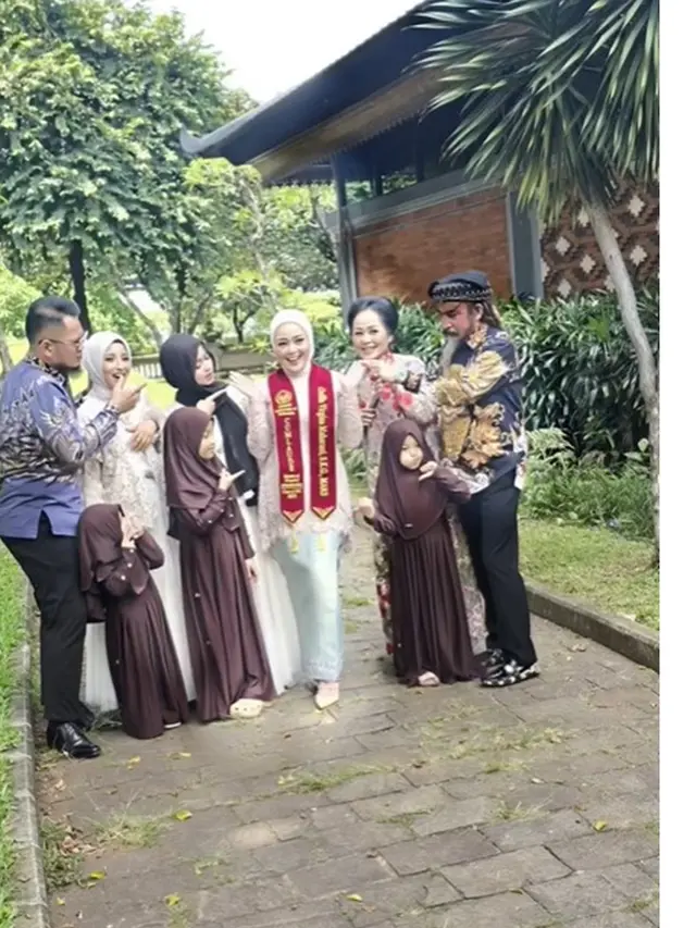 6 Potret Cecillia Gina Putri Limbad Lulus S2 MARS, Wisuda Dihadiri Keluarga