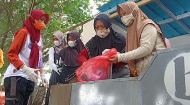 Kelompok Bank Sampah Telok Lema' beserta pengelola Bangsring Underwater  Banyuwangi mengelola limbah masker diubah menjadi bahan bakar alternatif ramah lingkungan. (Hermawan/Liputan6.com)