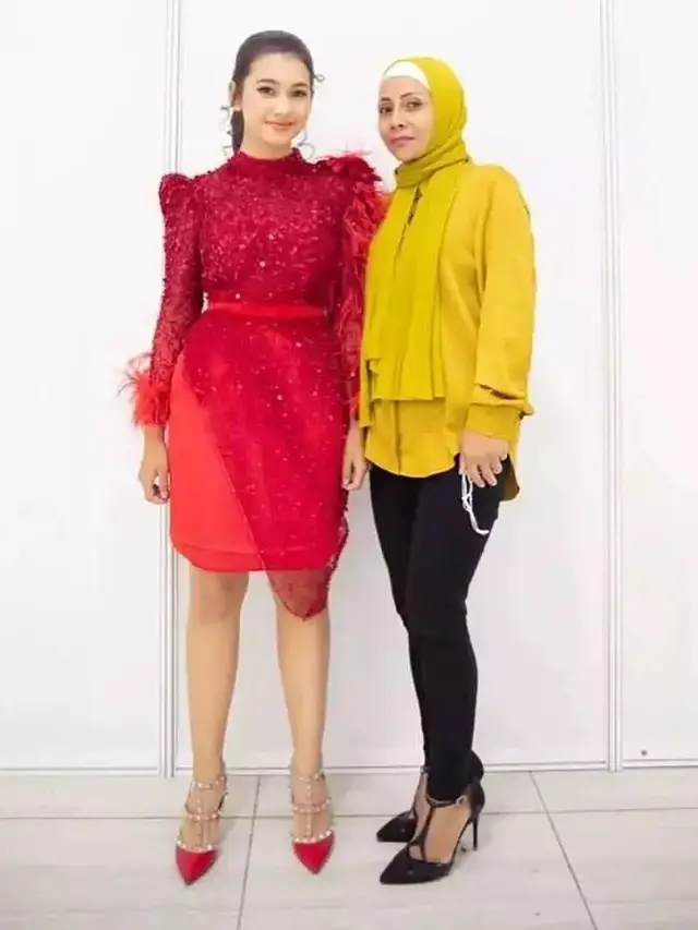 Ibunda Tuding Sandrinna Michelle Telah Dicuci Otak, Ini 8 Momen Kedekatan Keduanya