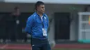 Pelatih Uzbekistan, Ravshan Xaydrov memimpin timnya melawan Korea Utara pada laga PSSI Anniversary Cu 2018 di Stadion Pakansari, Bogor, (26/4/2018). Uzbekistan dan Korea Utara bermain imbang 2-2. (Bola.com/Nick Hanoatubun)