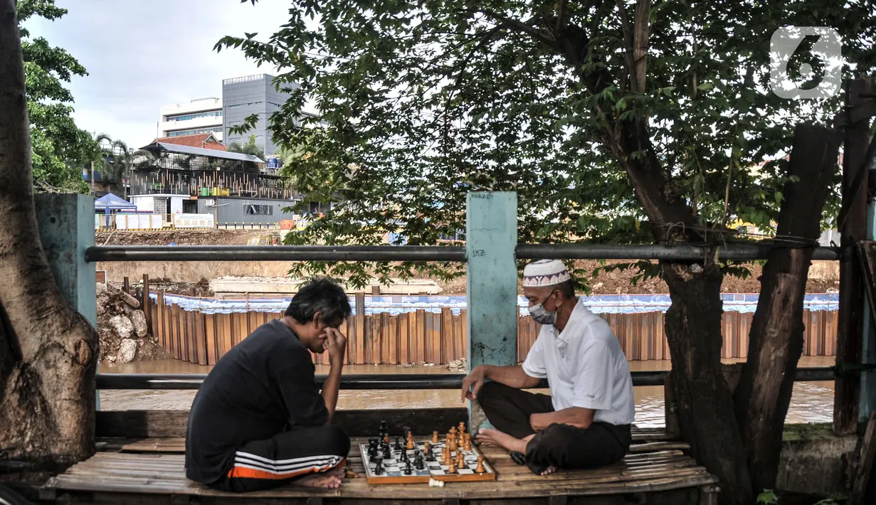 Aktivitas warga permukiman yang berada di sekitar proyek pembangunan Sodetan Kali Ciliwung di Bidara Cina, Kecamatan Jatinegara, Jakarta Timur, Rabu (26/10/2022). Menteri Pekerjaan Umum dan Perumahan Rakyat (PUPR) Basuki Hadimuljono mengatakan proyek Sodetan Ciliwung ini ditargetkan rampung Februari atau Maret 2023. (merdeka.com/Iqbal S. Nugroho)